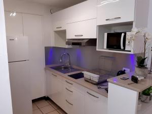 Dapur atau dapur kecil di Studio Climatisé - Piscine-Plage - 2 à 3 personnes