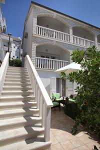 eine Treppe, die zu einem Haus führt in der Unterkunft Apartments MJM in Trogir