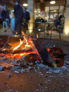 ein Stück Essen auf einem Grill mit Flammen in der Unterkunft BACARìA BED&BREAKFAST in Bassano del Grappa