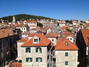 een groep gebouwen met rode daken in een stad bij Attic Apartments Split in Split