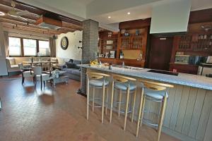 eine Küche mit einer Bar und ein Wohnzimmer in der Unterkunft Le Moulin de Nancy in Hour