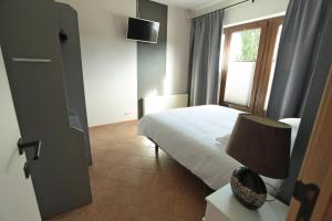 una habitación de hotel con una cama y una ventana en Le Moulin de Nancy, en Hour