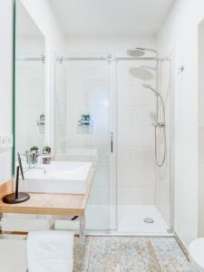 ein Bad mit einer Dusche und einem Waschbecken in der Unterkunft limehome Bamberg Keßlerstraße in Bamberg
