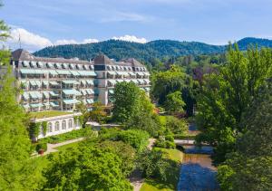 een luchtzicht op een groot gebouw met een tuin bij Brenners Park-Hotel & Spa - an Oetker Collection Hotel in Baden-Baden