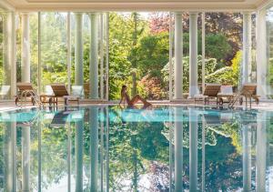 Bazén v ubytování Brenners Park Hotel & Spa, Oetker Hotels nebo v jeho okolí