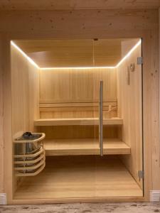 a cabinet with wooden shelves in a room at Velo & Wohnen -NEU- Elektroräder inklusive - Sauna in Traben-Trarbach