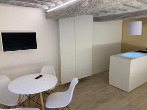 een vergaderruimte met een witte tafel en stoelen bij Pispini Apartment in Siena