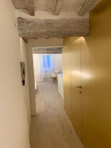 een hal met een deur en een kamer met een tafel bij Pispini Apartment in Siena