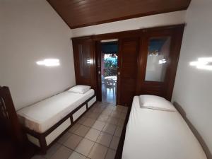 a small room with two beds and a table at Duplex Climatisé - Piscine-Plage - 1 à 4 personnes in Sainte-Anne