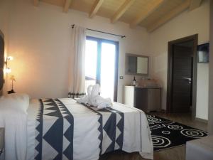 ein Schlafzimmer mit einem Bett und einem Fenster in der Unterkunft Hotel Il Platano in San Teodoro + 65 Fotos