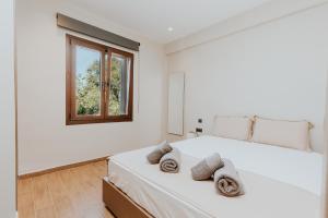 Кровать или кровати в номере AIORA villas