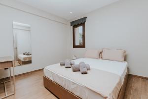 Кровать или кровати в номере AIORA villas