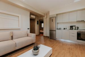 Кухня или мини-кухня в AIORA villas
