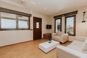 Телевизор и/или развлекательный центр в AIORA villas