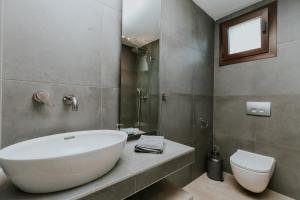 Ванная комната в AIORA villas