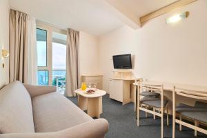 TV a/nebo společenská místnost v ubytování Hotel Gran Vista Plava Laguna