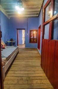 um quarto com uma cama e uma porta vermelha em Fatma Hanoum boutique hotel in Ilha de Rhodes