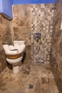 uma casa de banho com um WC e um chuveiro em Fatma Hanoum boutique hotel in Ilha de Rhodes