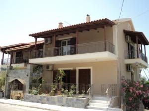 ein Haus mit Balkon auf einer Straße in der Unterkunft Erminia Studios in Mousata