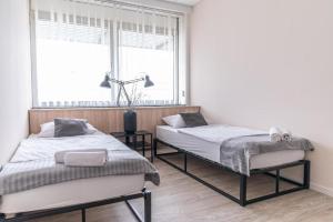 ハノーファーにあるHostel Messe Laatzenの窓が2つある部屋にベッドが2つある