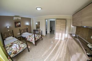 Posteľ alebo postele v izbe v ubytovaní Sky Hotel