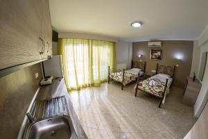 Posteľ alebo postele v izbe v ubytovaní Sky Hotel