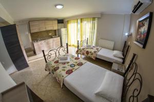 Posteľ alebo postele v izbe v ubytovaní Sky Hotel
