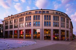 un edificio grande con muchas ventanas en Hotel Esperanto, en Białystok