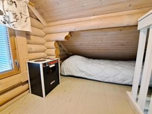 Piccola camera con letto in una baita di tronchi. di Sarkkila a Kalajoki
