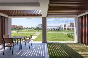Κήπος έξω από το Thalassa Suites