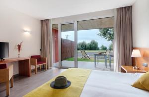 Letto o letti in una camera di Mas Ses Vinyes - Adults Only