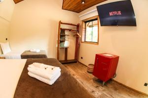 um quarto com duas camas e uma placa na parede em Bossa Beach House na Ilha do Mel