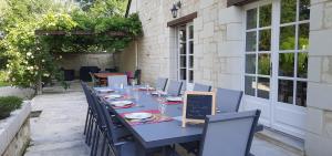una mesa azul y sillas en un patio en La Magnanerie, en Savigny-en-véron
