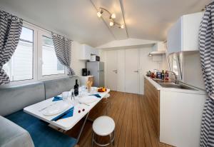 Imagen de la galería de Albatross Mobile Homes on Camping Bella Italia, en Peschiera del Garda