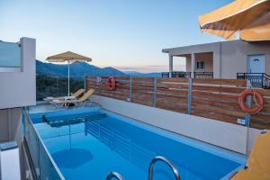 una piscina en la azotea de una casa en Giannis Pool Villas in Kastelos, en Kástellos