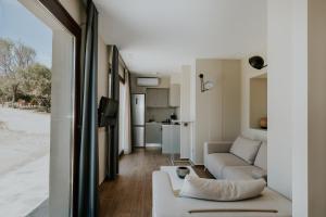 Кухня или мини-кухня в AIORA villas

