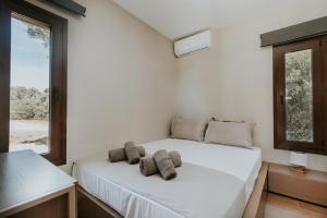 Кровать или кровати в номере AIORA villas