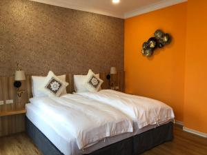A bed or beds in a room at Dafu Qiandai Manor