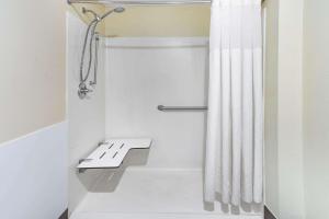 bagno con tenda per la doccia e servizi igienici di Super 8 by Wyndham Emmetsburg a Emmetsburg