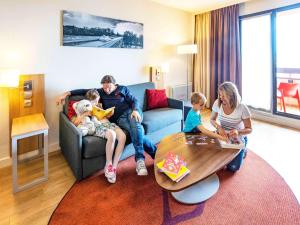 图卢兹Aparthotel Adagio Toulouse Centre Ramblas的一群人坐在客厅里