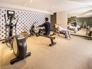 un groupe de personnes faisant de l'exercice dans une salle de sport dans l'établissement Mercure Chambéry Centre, à Chambéry