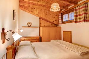 A bed or beds in a room at Baita Franz Mansarda 1 Livigno
