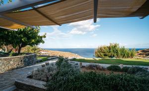 uma vista para o oceano a partir do pátio de uma casa em Cape Napos em Faros