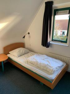 Кровать или кровати в номере Kustverhuur, Park Schoneveld, Zeemeeuw 164