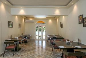 En restaurant eller et andet spisested på Casa De Piscina by LivingStone