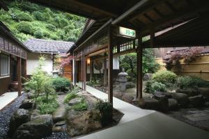un giardino asiatico di fronte a un edificio di Tabinoyado Kiunsoh a Ōda