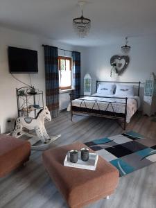 Sonnefeld的住宿－B&B Neuses am Brand，一间卧室配有一张床和一台电视。