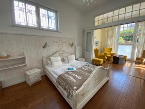 Tempat tidur dalam kamar di Villa Pension Strandhaus - adults only