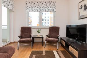 Televízia a/alebo spoločenská miestnosť v ubytovaní Karawela Gdańsk Apartments by Noclegi Renters + 18 fotografií