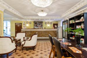 un comedor con mesas y sillas y un bar en Hotel Lime Krasnoselskaya, en Moscú